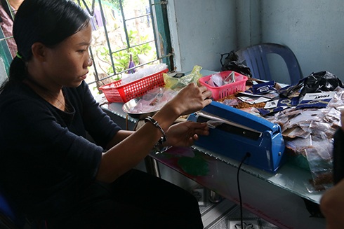 Bà chủ của 1.000 gói “cỏ Mỹ” chứa trong nhà bị bắt - 1 Lê Anh Thi bị bắt giữ cùng hơn 1.000 gói cỏ Mỹ - Ảnh: H.X.