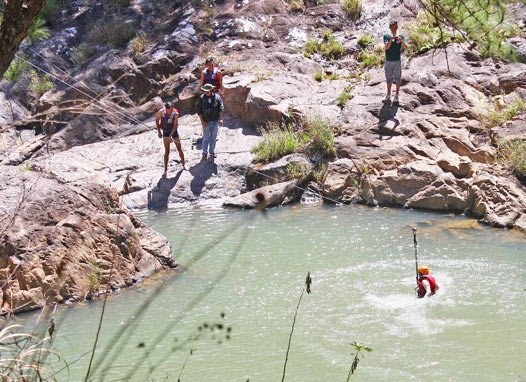 Điều tra đơn vị tổ chức tour du lịch mạo hiểm "chui" - 1
Dù khu vực Suối Vàng chưa được cấp phép hoạt động nhưng vẫn có những tour du lịch chui đưa khách vào tham gia trò chơi mạo hiểm.