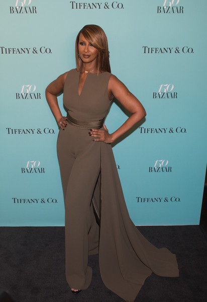 Kinh ngạc với vẻ trẻ đẹp của siêu mẫu 62 tuổi - 8
Cặp đôi chung sống hạnh phúc bên nhau từ năm 1992 tới khi David Bowie qua đời vào năm 2016. Đau buồn vì cái chết của chồng, Iman hầu như không xuất hiện tại bất cứ sự kiện nào trong thời gian qua.