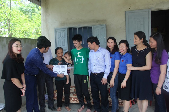 Hạnh phúc tràn ngập của người cha trẻ mất đôi tay chăm con thơ được chắp đôi tay mới - 2 Sau khi báo điện tử Dân trí đăng tải bài viết Rớt nước mắt cảnh người cha trẻ mất đôi tay chăm bé thơ khát sữa, đông đảo các nhà hảo tâm ở trong và ngoài nước đã kịp thời động viên Hải và con trai. Các nhà hảo tâm đã chung tay giúp đỡ với tâm nguyện Hải có đôi tay điện tử để phần nào tự lo cho bản thân và chăm sóc đứa con trai thơ bé.