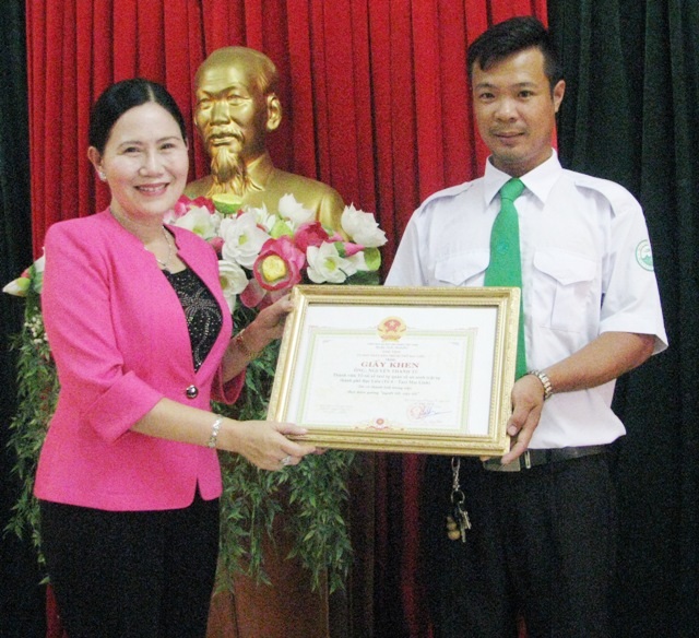 Khen thưởng “nóng” tài xế hỗ trợ sản phụ sinh con trên xe taxi - 1 Bà Lê Hồng Thu- Phó Chủ tịch UBND TP Bạc Liêu- trao tặng Giấy khen của UBND TP cho tài xế Nguyễn Thanh Tú.