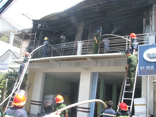 Một ngày 2 vụ cháy lớn thiệt hại tiền tỷ - 5 Các chiến sĩ tích cực chữa cháy nhà kho chứa lưới.