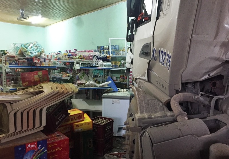 Xe tải và xe đầu kéo đối đầu rồi lao vào nhà dân - 4 Xe tải và xe đầu kéo đối đầu rồi lao vào nhà dân - 4