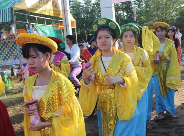 Hàng ngàn người dự lễ hội Nghinh Ông - 5 Những thiếu nữ xúng xính mũ áo cùng cúng tế.