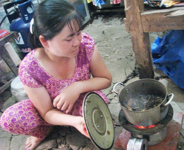 Chồng kiệt quệ trước cảnh vợ con bệnh ngặt nghèo triền miên - 6 Nhà không có tiền đi bệnh viện, gia đình đành tìm lá này cây kia để nấu cho cháu Khang uống cầm cự.