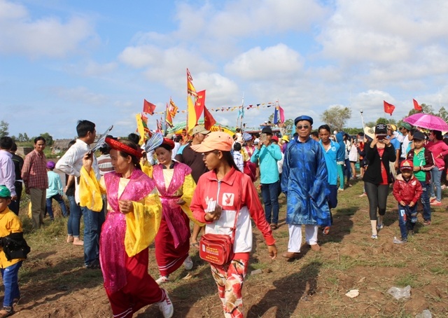 Hàng ngàn người dự lễ hội Nghinh Ông - 1 Rất đông người dân đổ về dự lễ hội Nghinh Ông ở Bạc Liêu ngày mồng 9 tháng Giêng.