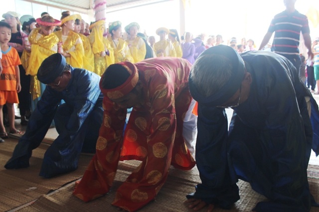 Hàng ngàn người dự lễ hội Nghinh Ông - 9 Trang nghiêm cúng tế Ông cầu cho một năm mới tốt lành.