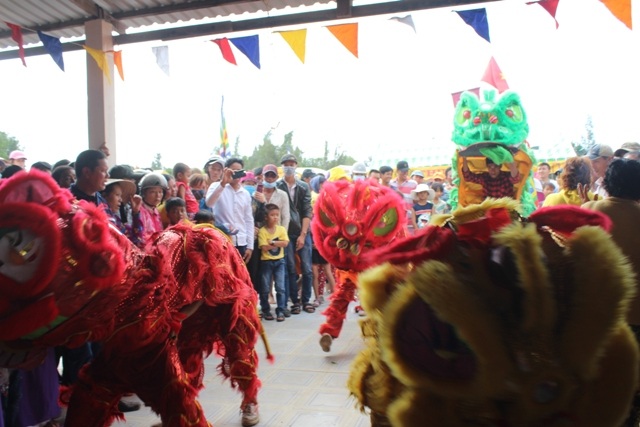 Hàng ngàn người dự lễ hội Nghinh Ông - 10 Múa lân rộn ràng làm cho lễ hội náo nhiệt hơn.