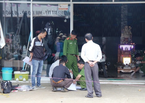 Mâu thuẫn trong quán nhậu, đâm chết đối thủ tại nhà - 1 Cơ quan công an đang khám nghiệm hiện trường vụ án
