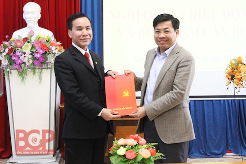 Bắc Giang: Ký quyết định trái luật khi là chủ tịch huyện, Giám đốc Sở Công thương lên tiếng - 1
Ông Trần Quang Tấn (ảnh trái) nhận Quyết định giữ cương vị Giám đốc Sở Công thương tỉnh Bắc Giang sau nhiệm kỳ làm Chủ tịch UBND huyện Lục Ngạn (Ảnh: Cổng thông tin điện tử tỉnh Bắc Giang).