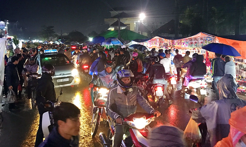 Vạn người đội mưa "mua may" ở chợ Viềng - 1