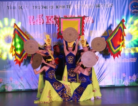 
Một số tiết mục ca múa của sinh viên Bạc Liêu diễn ra hết sức sôi nổi.
