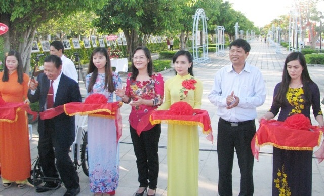 Triển lãm ảnh kỷ niệm 42 năm giải phóng miền Nam - 1 Lãnh đạo tỉnh Bạc Liêu cùng các đại biểu cắt băng khai mạc triển lãm ảnh kỷ niệm 42 năm giải phóng miền Nam, thống nhất đất nước.