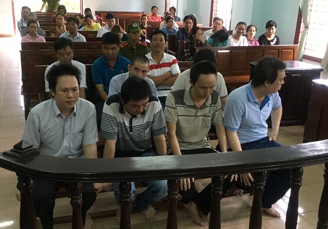 Đội trưởng TTGT bất ngờ nhận tội "nhận hối lộ" trong phiên phúc thẩm - 1 Các bị cáo tại phiên tòa phúc thẩm ngày 19/10