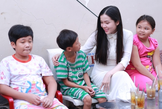 Hoa khôi Thúy Vi chia sẻ quà năm học mới đến trẻ em khó khăn - 1 Hoa khôi Huỳnh Thúy Vi trò chuyện thân tình cùng các em nhỏ trong khu vực.