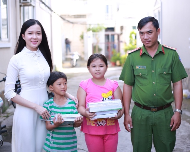 Hoa khôi Thúy Vi chia sẻ quà năm học mới đến trẻ em khó khăn - 3 Hoa khôi cùng chiến sĩ công an khu vực mang sách, vở đến trao tặng các em nhỏ trong năm học mới.