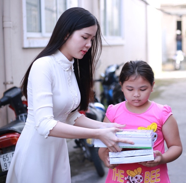 Hoa khôi Thúy Vi chia sẻ quà năm học mới đến trẻ em khó khăn - 2 Hoa khôi Thúy Vi chia sẻ quà năm học mới đến trẻ em khó khăn - 2