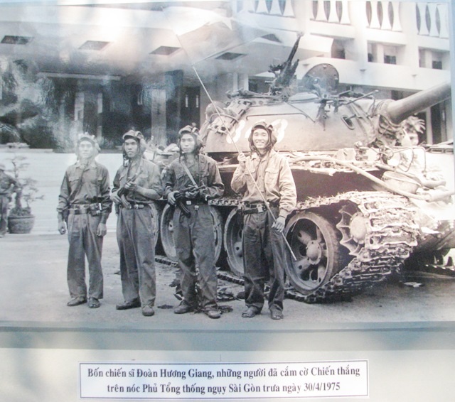 Triển lãm ảnh kỷ niệm 42 năm giải phóng miền Nam - 6 Một số ảnh về thời khắc giải phóng miền Nam.