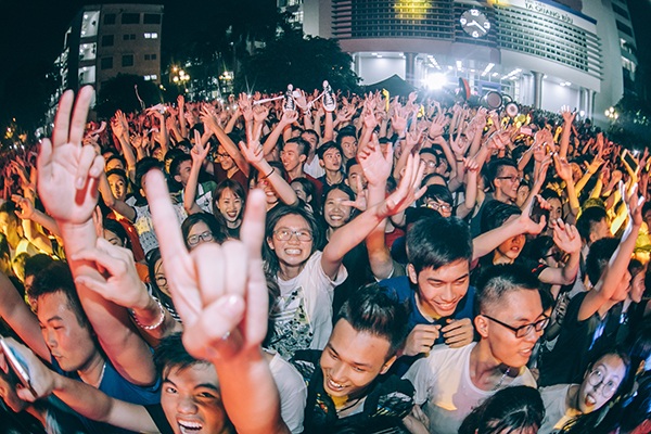 Sinh viên Bách khoa mang chảo đi “quẩy” tiệc EDM 12.000 người - 2 Từ trên cao nhìn xuống “lễ hội âm nhạc” EDM thực thụ náo nhiệt ở trường Bách khoa.