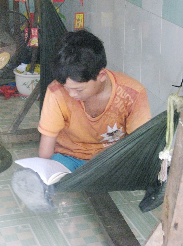 Cậu học trò khuyết tật hiếu học với ước mơ làm bác sĩ - 11 Ước mơ của em Thuận muốn trở thành một bác sĩ để cứu chữa những người bị khuyết tật như mình. Một suy nghĩ của cậu bé bất hạnh thật ý nghĩa biết bao.
