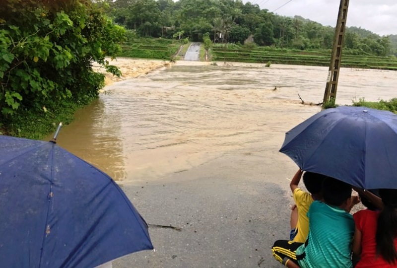 Nhiều nơi bị cô lập sau bão, di dân khẩn cấp khỏi vùng nguy hiểm - 2 Nhiều nơi bị cô lập sau bão, di dân khẩn cấp khỏi vùng nguy hiểm - 2