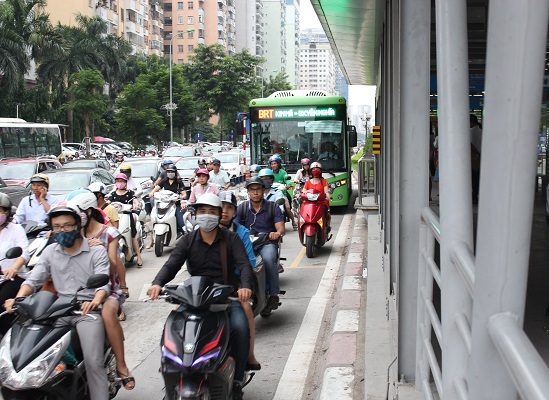 Buýt nhanh thành... buýt chậm! - 4
Khi giao thông quá tải thì buýt nhanh khó giữ được làn của mình.