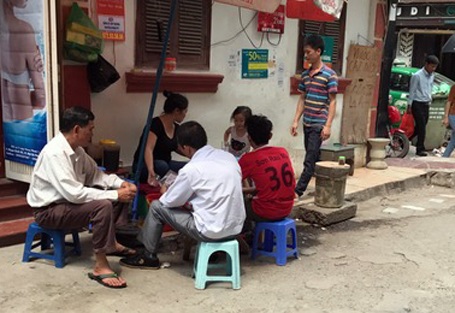 Hà Nội: Sắp xếp hộ nghèo vào bán trà đá trong phố đi bộ - 1 Hà Nội đang sắp xếp lại các cửa hàng buôn bán trên vỉa hè