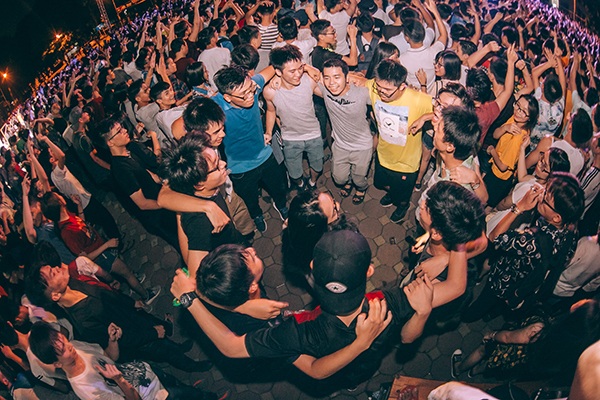 Sinh viên Bách khoa mang chảo đi “quẩy” tiệc EDM 12.000 người - 9 Bữa tiệc âm nhạc thỏa mãn 12.000 sinh viên.
