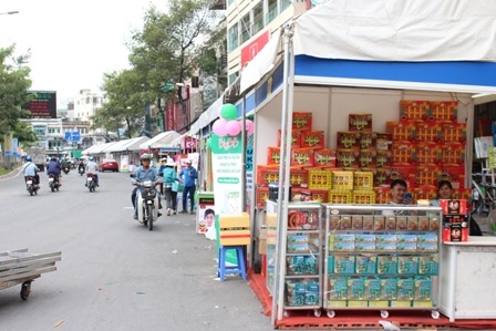 Hệ thống gian hàng trên các tuyến phố đông y đã bắt đầu tham gia trưng bày, mua bán