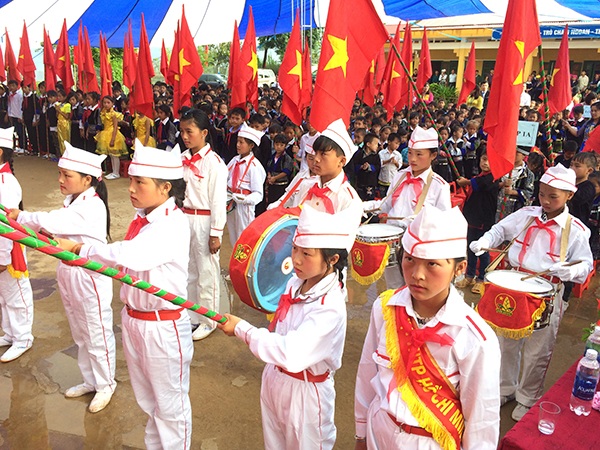 Một tháng sau lũ Mù Cang Chải: “Niềm vui lớn nhất là 100% học sinh đến trường” - 2 Lễ khai giảng của học trò trường PTDTBT Tiểu học và Trung học cơ sở Kim Nọi đầy đủ các nghi thức và diễn ra trong niềm hân hoan của toàn trường.
