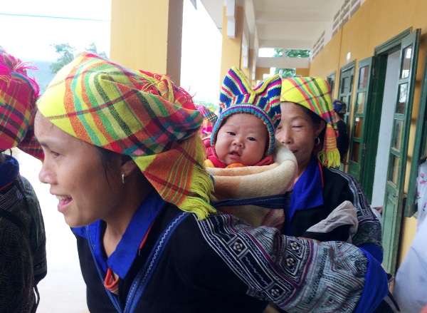 Một tháng sau lũ Mù Cang Chải: “Niềm vui lớn nhất là 100% học sinh đến trường” - 8 Mẹ cõng em đi xem anh, chị làm lễ tựu trường