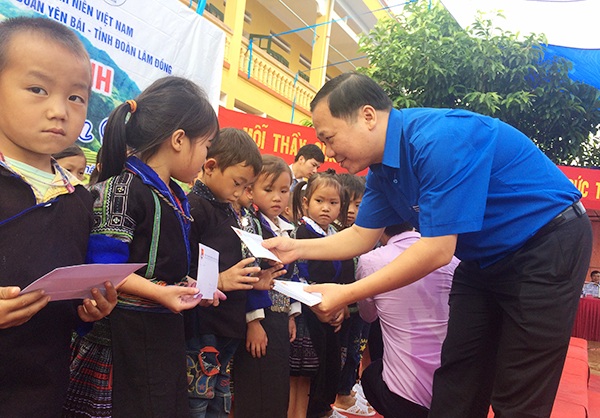 Một tháng sau lũ Mù Cang Chải: “Niềm vui lớn nhất là 100% học sinh đến trường” - 11 Trao 124 suất học bổng trị giá 500 ngàn đồng.