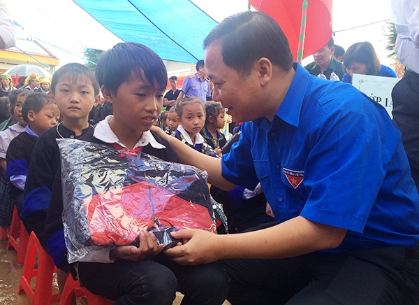 Một tháng sau lũ Mù Cang Chải: “Niềm vui lớn nhất là 100% học sinh đến trường” - 10 Anh Nguyễn Phi Long, Bí thư BCH Trung ương Đoàn, Chủ tịch Trung ương Hội LHTN Việt Nam tặng quà cho các em nhỏ trường Kim Nọi