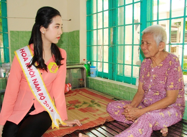 Người đẹp Hoa khôi Nam Bộ 2017 tham gia thiện nguyện ở Vũng Tàu - 13 Một thí sinh xúc động khi nghe một cụ già kể về đời mình. Cô hứa sẽ yêu thương, chăm sóc cha mẹ, ông bà của mình nhiều hơn nữa.