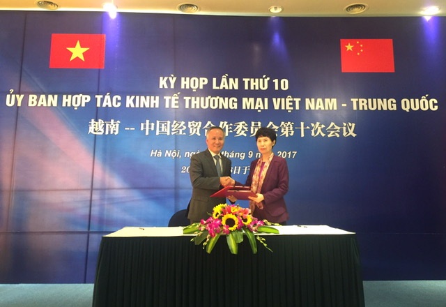 Việt Nam là đối tác thương mại lớn nhất của Trung Quốc trong ASEAN - 1 Thứ trưởng Bộ Thương mại Trung Quốc Cao Yến làm việc với Thứ trưởng Bộ Công Thương Việt Nam Trần Quốc Khánh.