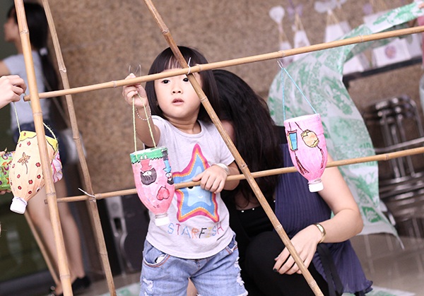 Trẻ em vui học làm đèn lồng Trung thu - 11 Trẻ em vui học làm đèn lồng Trung thu - 11