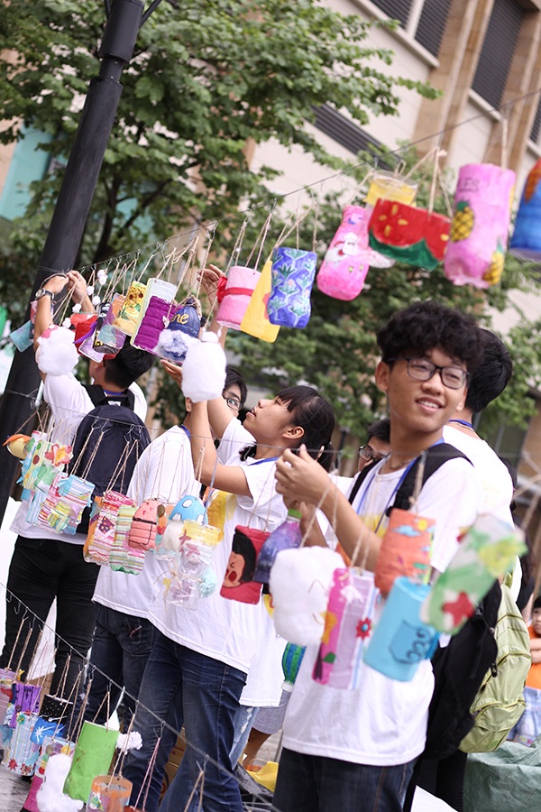 Trẻ em vui học làm đèn lồng Trung thu - 10 Trẻ em vui học làm đèn lồng Trung thu - 10