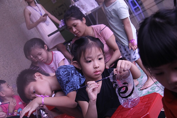 Trẻ em vui học làm đèn lồng Trung thu - 9 Lễ hội đèn lồng handmade mới chỉ là sự khởi đầu, dự án “Về miền cổ tích sẽ được Trung tâm dưỡng lão Diên Hồng duy trì trở thành hoạt động thường niên bắt đầu từ 2017. Đối tượng hướng đến vẫn là trẻ em mồ côi, khuyết tật và trẻ em nghèo.