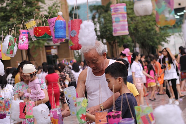 Trẻ em vui học làm đèn lồng Trung thu - 8 Bà Trịnh Thị Bắc – Người cao tuổi đang sống tại Trung tâm dưỡng lão Diên Hồng tỏ ra phấn khởi: “Bà rất vui khi làm những chiếc đèn lồng này cho các cháu mồ côi, khuyết tật. Mình già rồi không làm được việc gì nữa thì giúp cho các cháu nó tiến lên”.