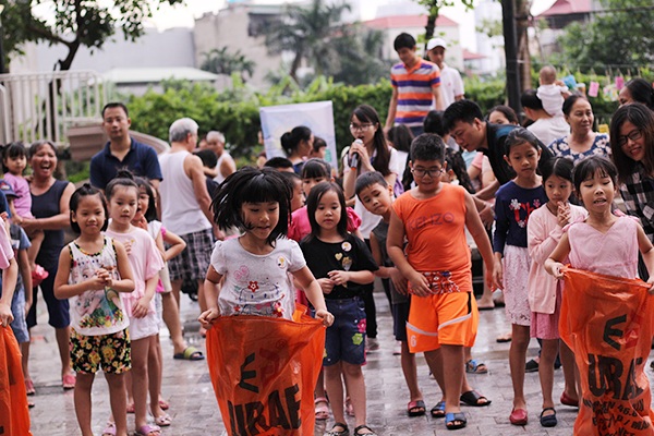 Trẻ em vui học làm đèn lồng Trung thu - 7 Quá trình chuẩn bị và tổ chức cho sự kiện gặp khá nhiều khó khăn. Vì đây là chương trình thiện nguyện nên chúng tôi luôn cố gắng tiết kiệm mọi chi phí tối đa nhất có thể, cuối cùng để tập hợp đủ số lượng vỏ chai cần cho 1000 chiếc đèn lồng, chính bản thân tôi cũng phải đi gõ cửa từng nhà trong khu chung cư để xin chai nhựa bỏ đi”.