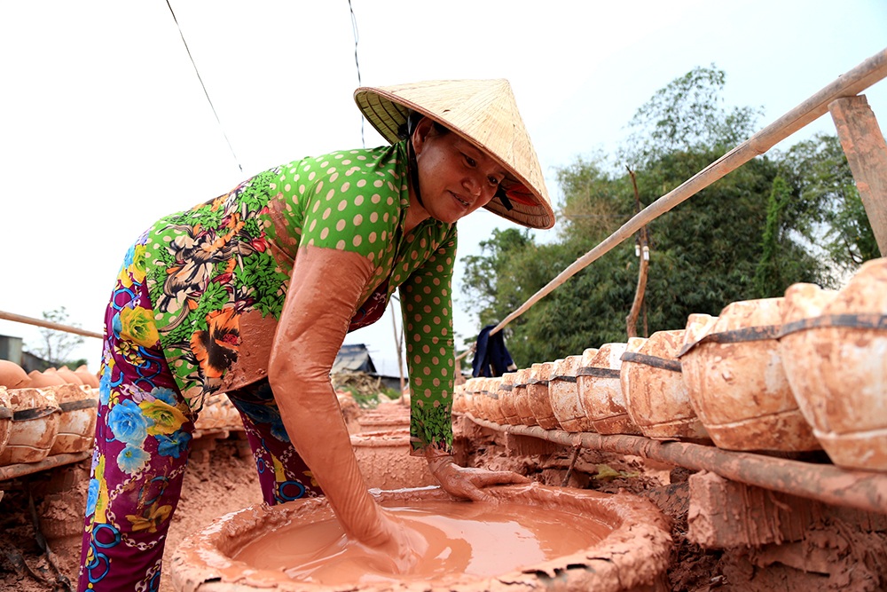 Làng gốm "độc tôn" ở miền Nam hối hả làm gà vàng phục vụ Tết - 3 Làng gốm "độc tôn" ở miền Nam hối hả làm gà vàng phục vụ Tết - 3