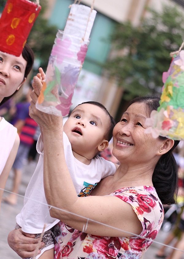 Trẻ em vui học làm đèn lồng Trung thu - 6 Chị Hoàng Thị Thu Ngân – Trưởng BTC chương trình chia sẻ: “Năm nào dịp Trung thu Diên Hồng cũng tổ chức các hoạt động cho các cụ, vì tham gia các hoạt động từ thiện khiến người già thấy mình có ích, nhờ thế tinh thần càng thoải mái, vui vẻ và khỏe mạnh nên chúng tôi đã họp bàn, đưa ra ý tưởng và nhanh chóng cho ra đời Lễ hội đèn lồng handmade.