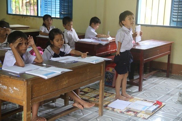 Cảm phục cậu bé 8 tuổi viết chữ bằng chân - 3 Mặc dù sinh ra bị khiếm khuyết nhưng Tài có nghị lực rất phi thường