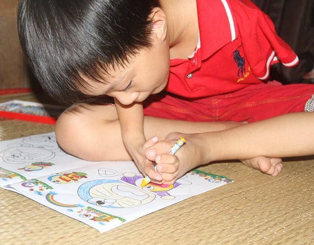 Cảm phục cậu bé 8 tuổi viết chữ bằng chân - 5
Thời gian rảnh, Tài lại lấy vở ra tô màu và đó cũng là sở thích của em.