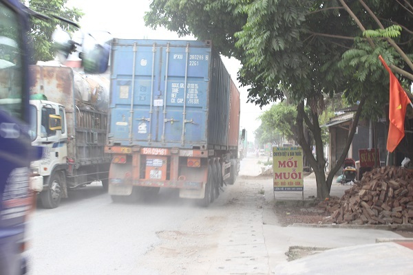 Dân khốn khổ vì tài xế đua nhau né trạm BOT quốc lộ 5 - 7
Đường đông, nguy hiểm và bụi mù mịt.