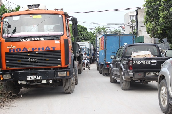 Dân khốn khổ vì tài xế đua nhau né trạm BOT quốc lộ 5 - 8
Người dân trong xã đi xe máy ra đường như lạc vào mê hồn trận.