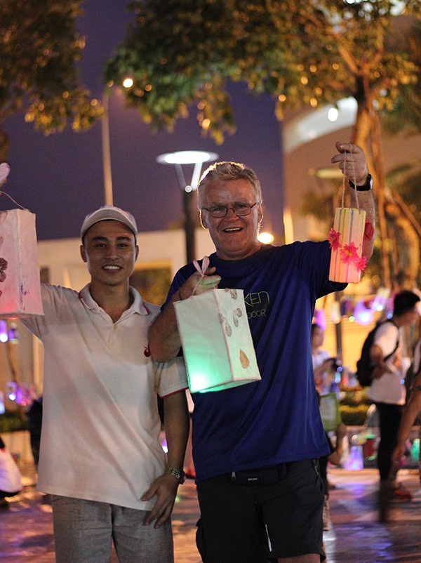 Trẻ em vui học làm đèn lồng Trung thu - 5 Vị khách người nước ngoài cũng tới tham gia chương trình để tìm hiểu về cách làm đèn trung thu Việt Nam và ủng hộ cho các em nhỏ mồ côi.