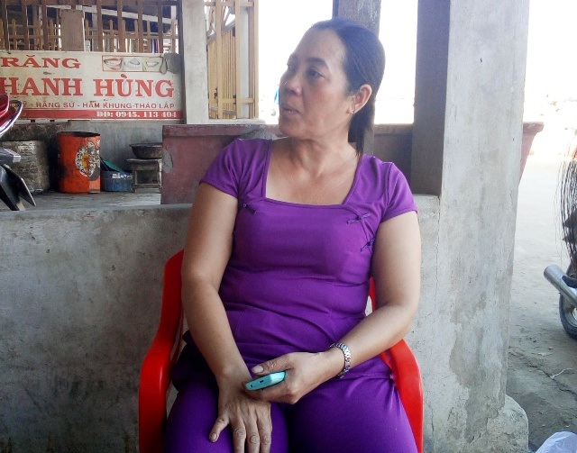 Vụ chìm tàu tại lễ hội Nghinh Ông: Dòng tin nhắn gửi cô gái mất tích! - 3
Bà Trương Thị Hiền (dì ruột em Duyên) nghẹn ngào khi nói đến đứa cháu gái đến giờ vẫn chưa biết sống chết ra sao.