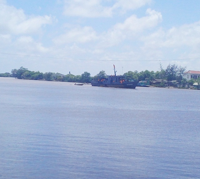 Chìm tàu tại lễ hội Nghinh Ông: Sự cố ngoài tầm kiểm soát (!) - 1 Tàu biên phòng đang tích cực tìm kiếm nạn nhân mất tích. Ảnh chụp lúc gần 14h chiều ngày 7/4.