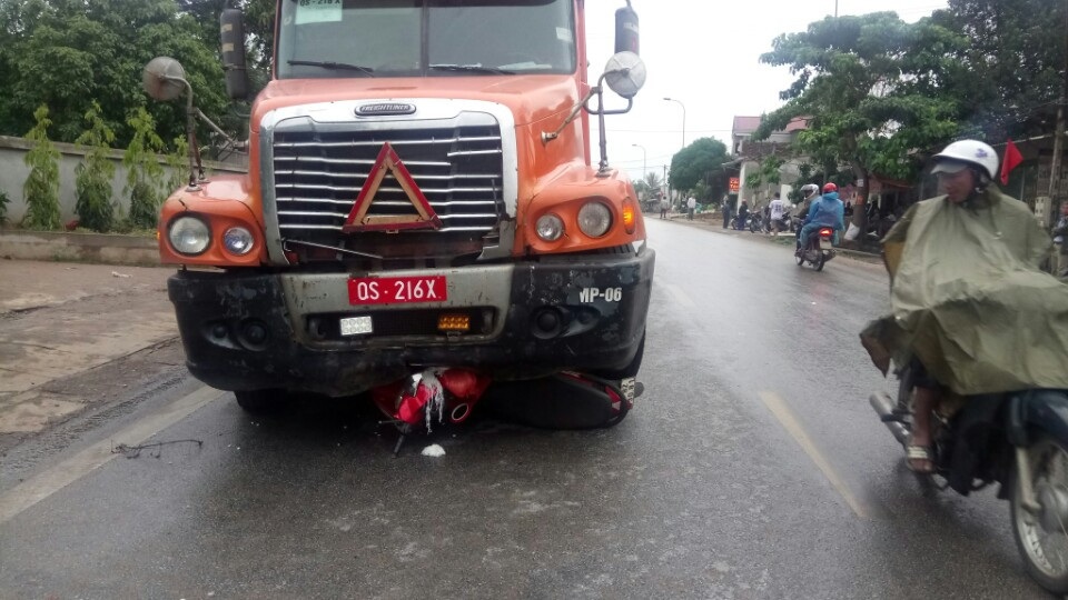 Xe bồn gặp nạn, nhựa đường vương vãi 300m trên quốc lộ 1A - 6 Xe bồn gặp nạn, nhựa đường vương vãi 300m trên quốc lộ 1A - 6